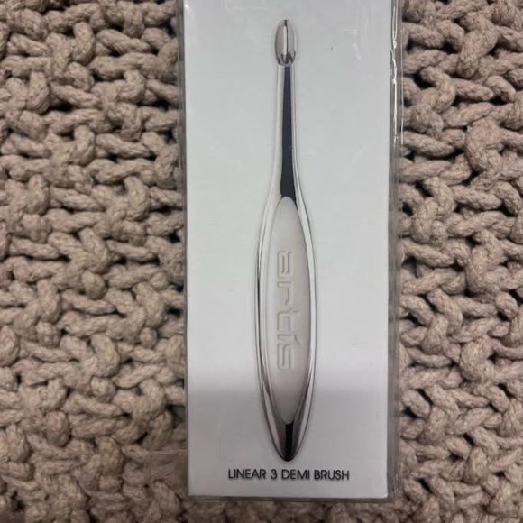 Artis Elite Linear 3 Makeup Brush - Picture 3 of 5